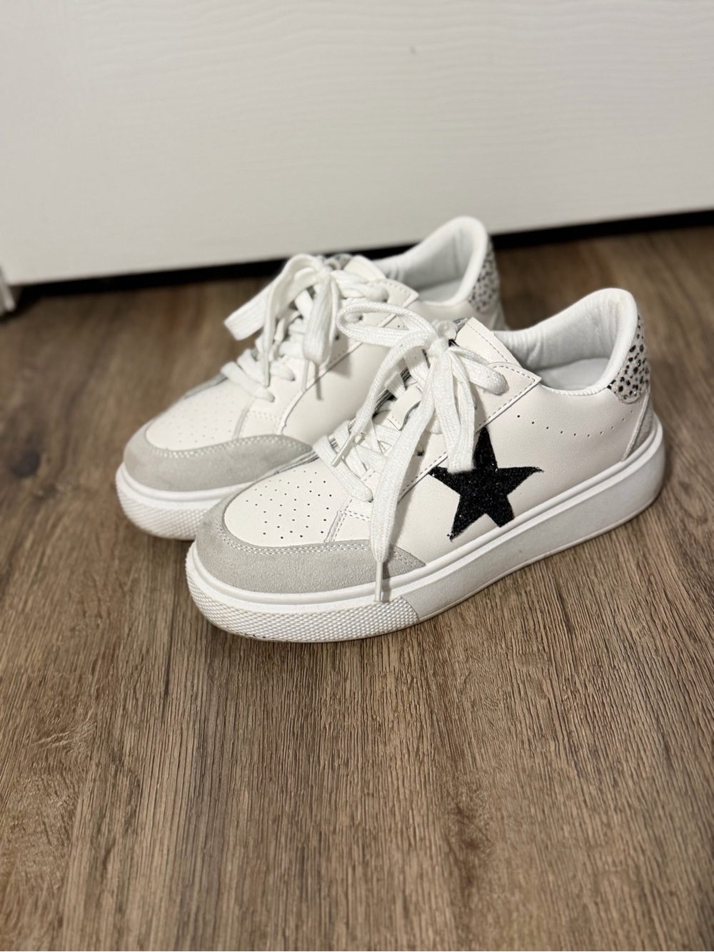 Vintage Havana White Sneakers with Black Star and Gray Suede